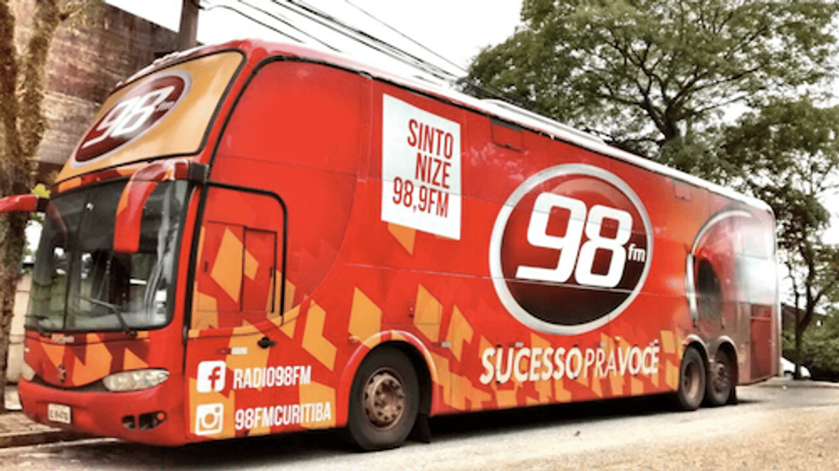 Depois do “Camaro Conversível Preto”, ônibus promove a marca da 98 FM em Curitiba