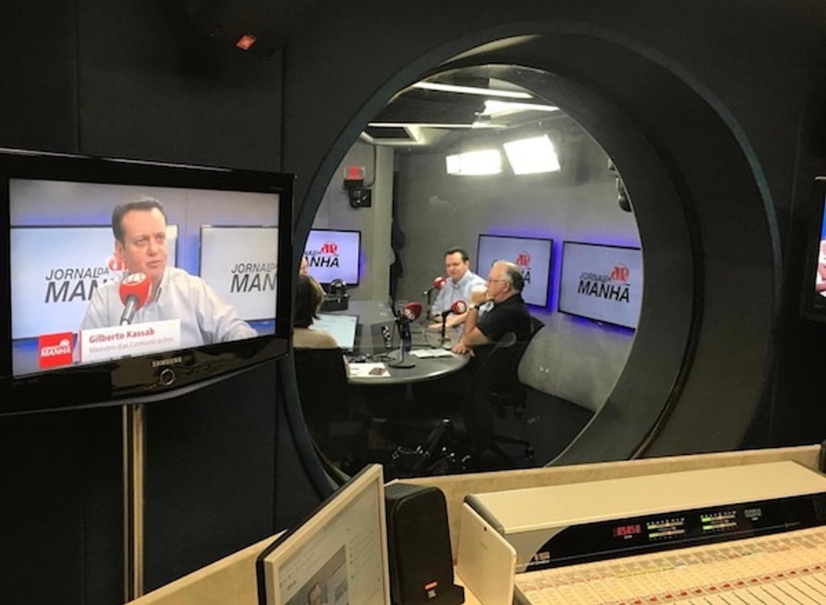 Jovem Pan recebe ministro Gilberto Kassab durante o Jornal da Manhã