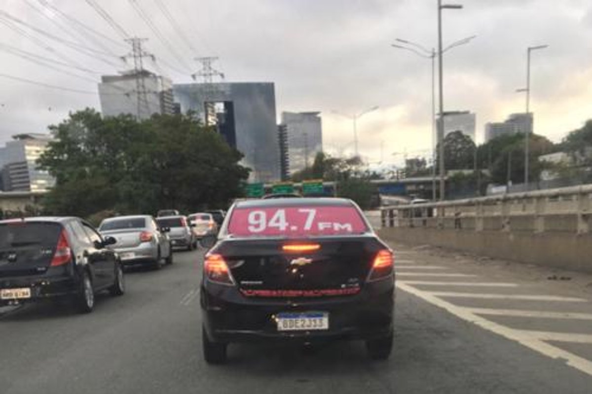 Antena 1 espalha seu dial FM em carros de aplicativos de transporte e taxis em São Paulo