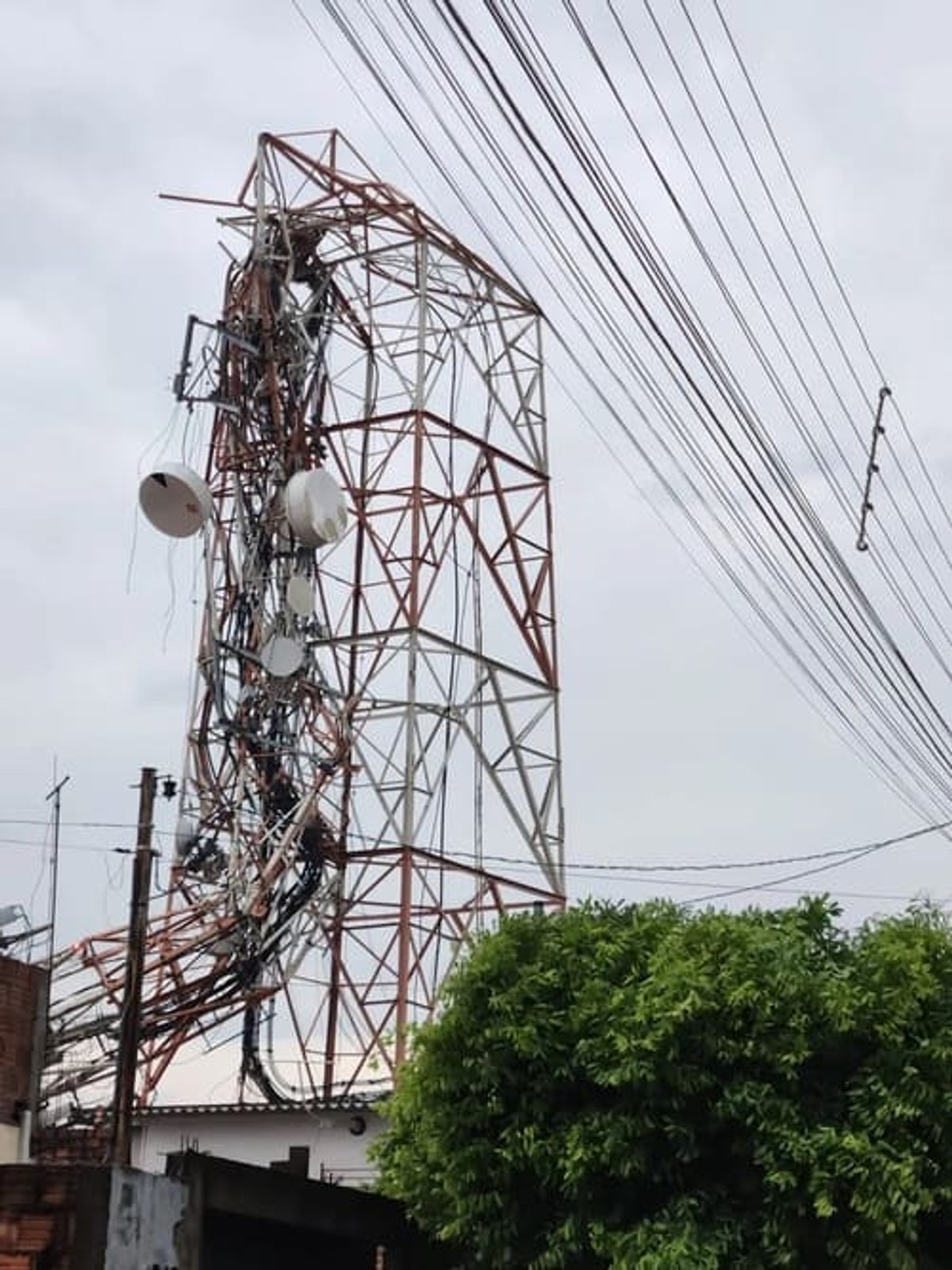 Forte temporal derruba parcialmente torre de transmissão da 99,9 FM de Presidente Prudente (SP)