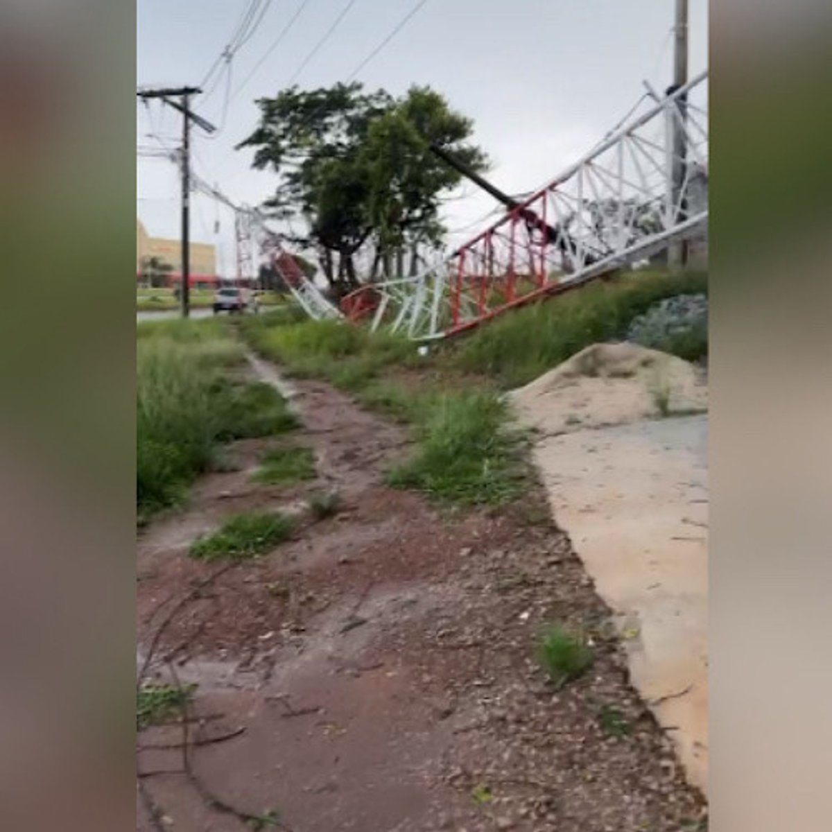Forte temporal provoca queda do sistema irradiante da Rádio Minas FM, em Divinópolis (MG)