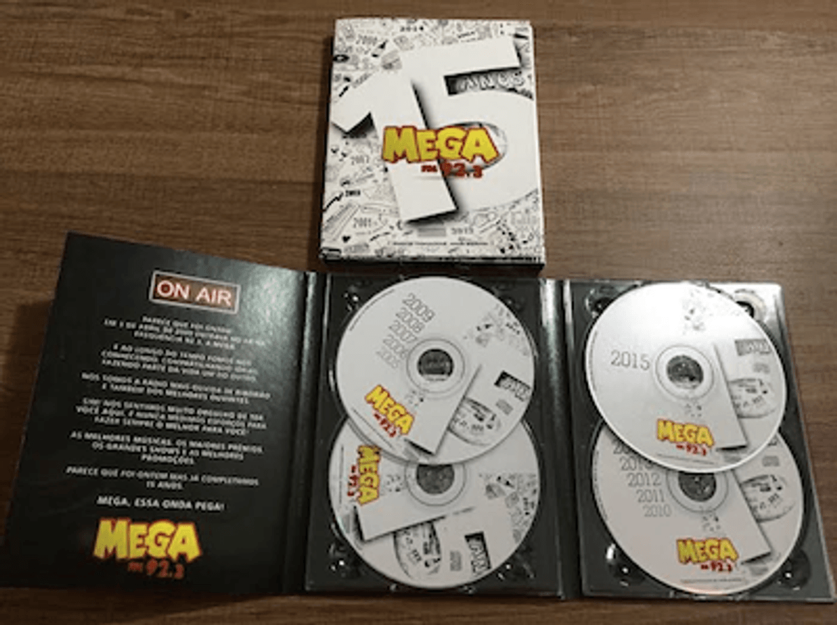 Mega FM distribui kits especiais para encerrar as comemorações dos 15 anos da rádio