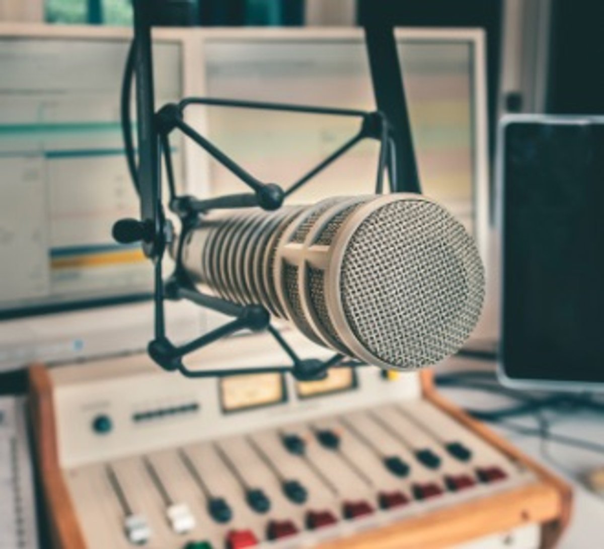 O Rádio Hoje | A resiliência do rádio: superando a TV em alcance nos EUA entre o público de 18 a 49 anos