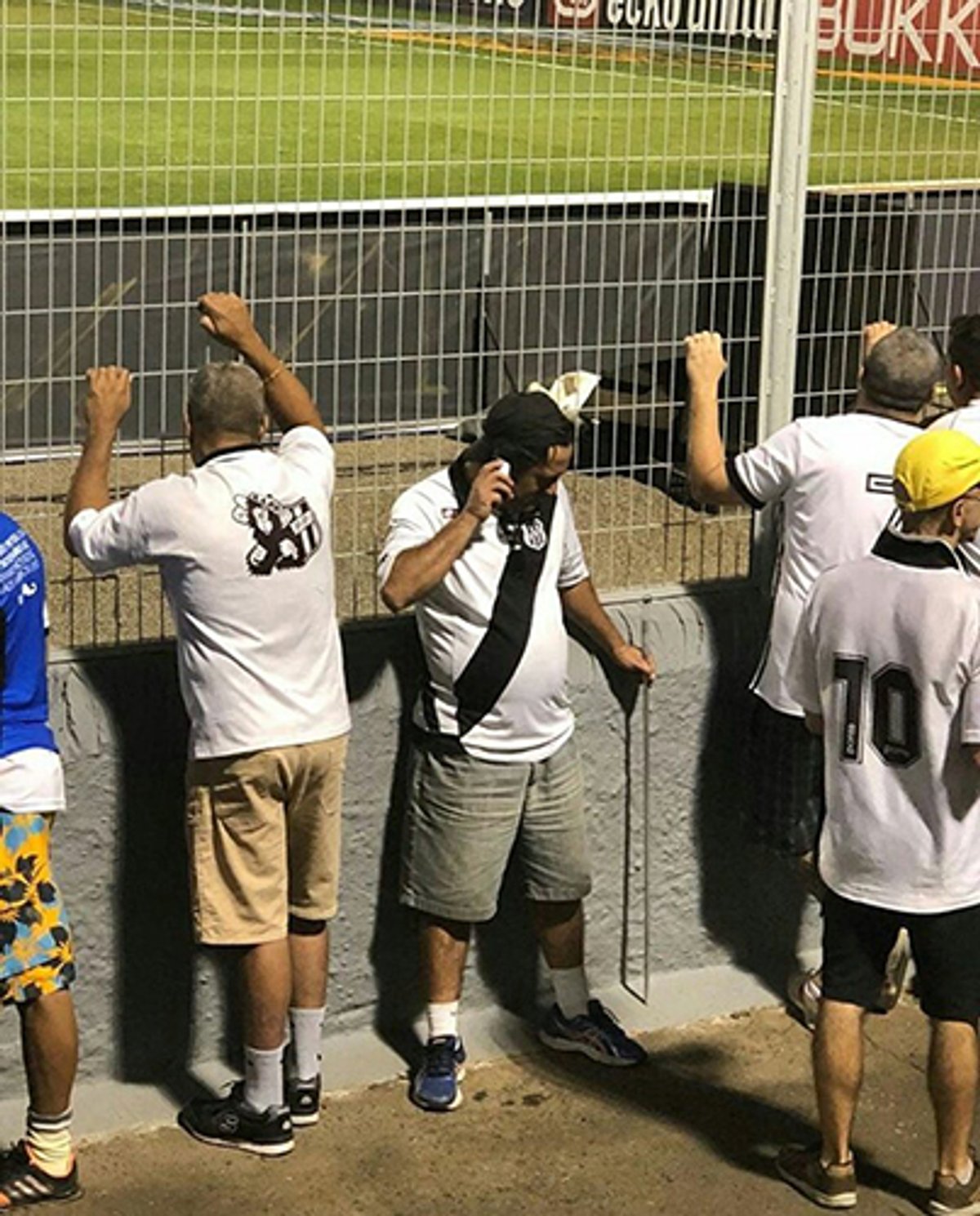 Torcedor com deficiência visual acompanha jogos da Ponte Preta diretamente do estádio ouvindo rádio