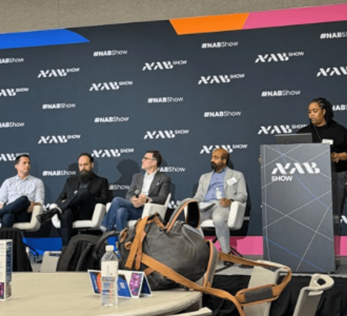 NAB Show 2026: painel debate impacto do scraping por IA e expõe divergências estratégicas entre radiodifusores