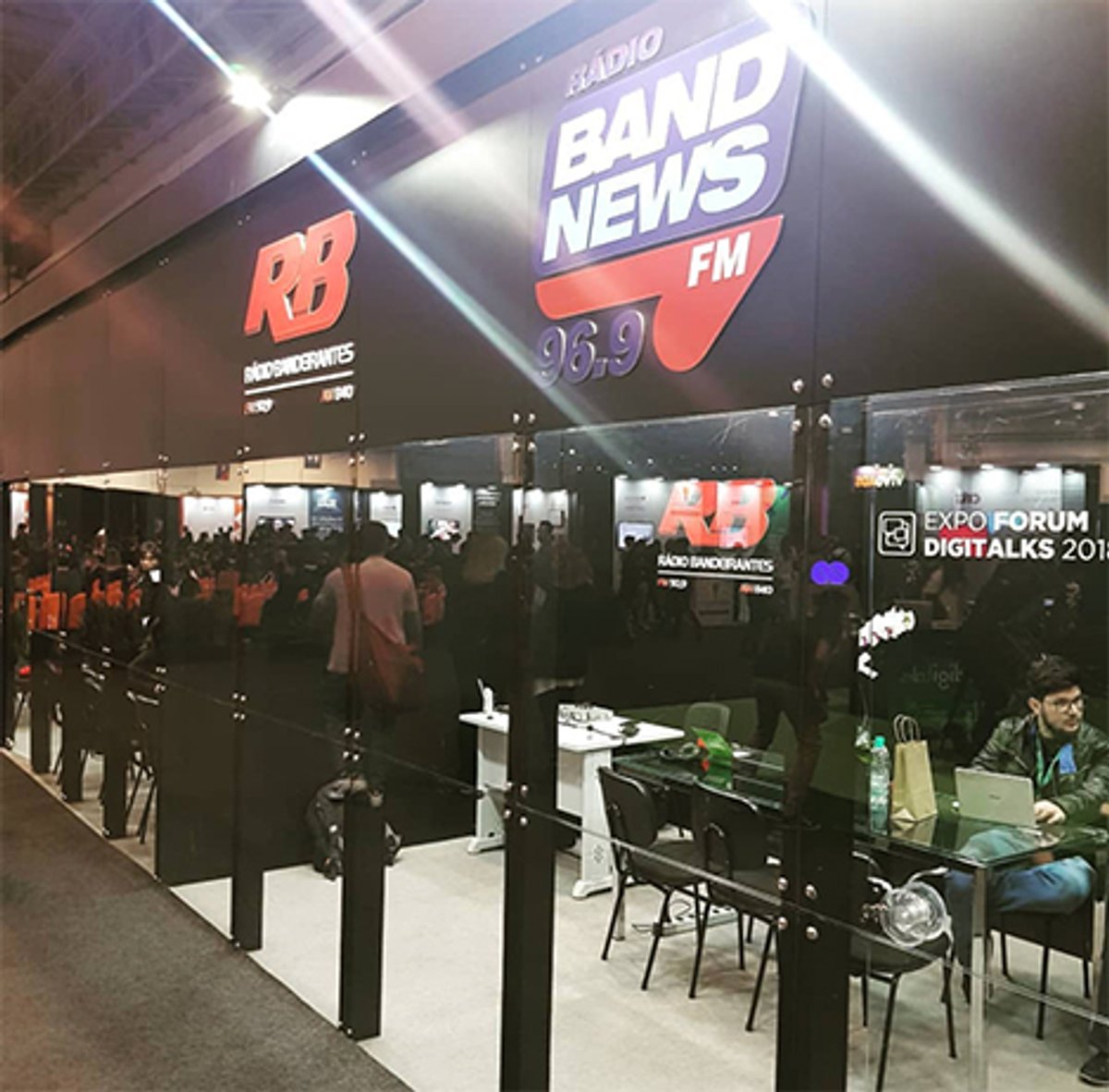 Emissoras jornalísticas do Band Rádios estão com estúdio avançado no Expo Fórum Digitalks em São Paulo