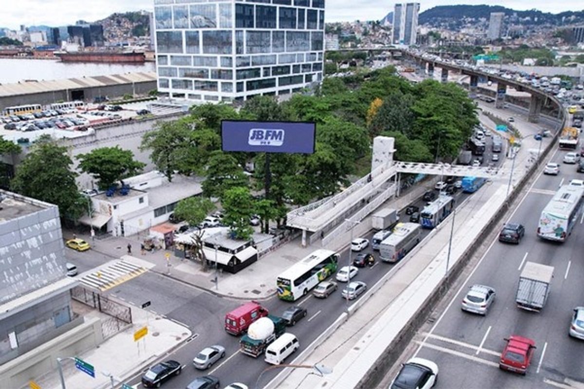 JBFM amplia atuação comercial por meio de publicidade OOH
