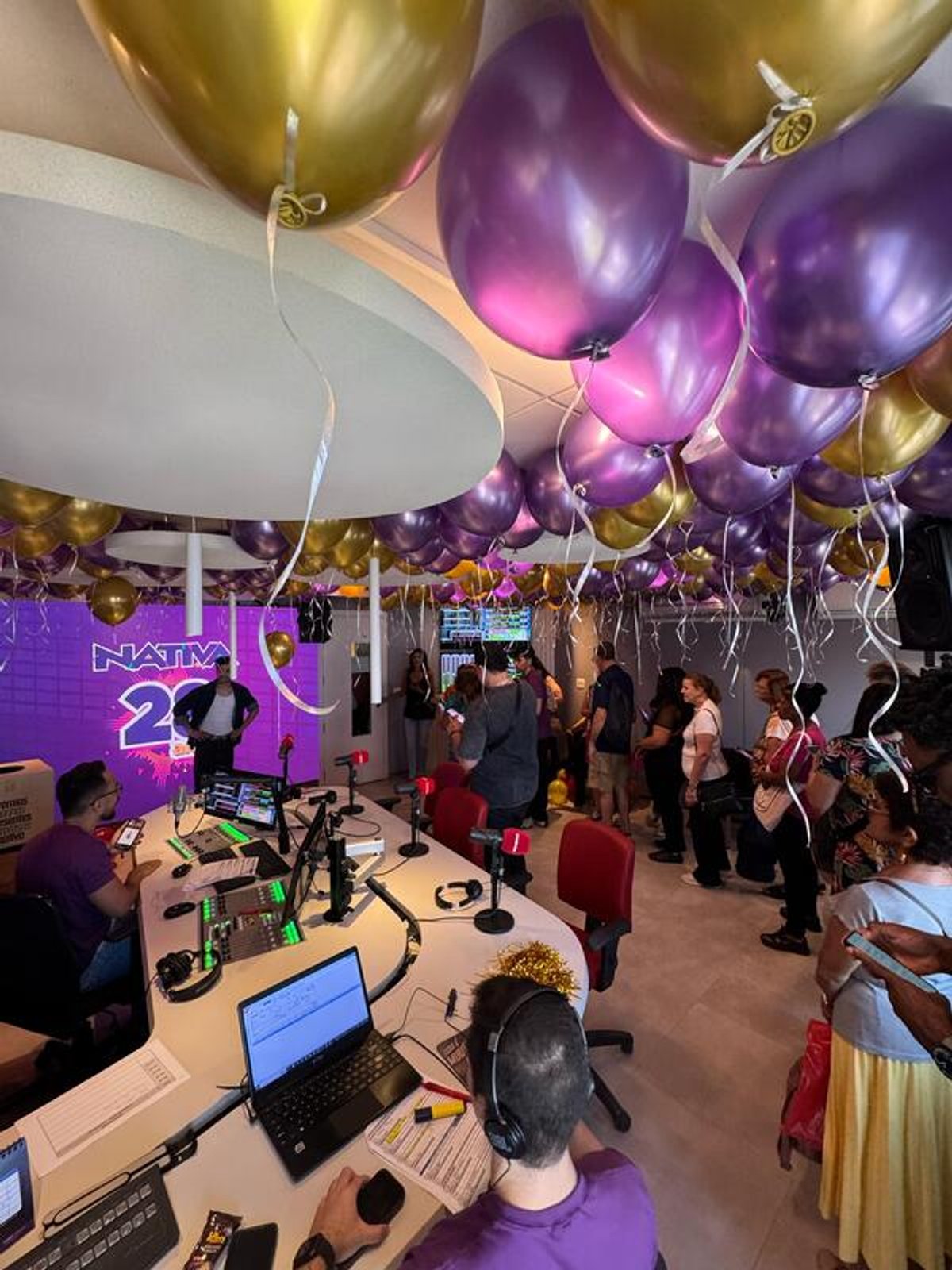 Nativa FM comemora 28 anos com programação especial e presença de ouvintes