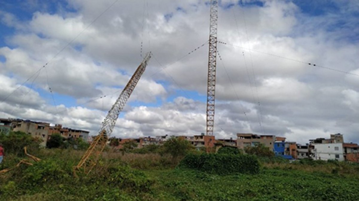 Torre da Rádio Excelsior AM desaba e emissora fica fora do ar em Salvador