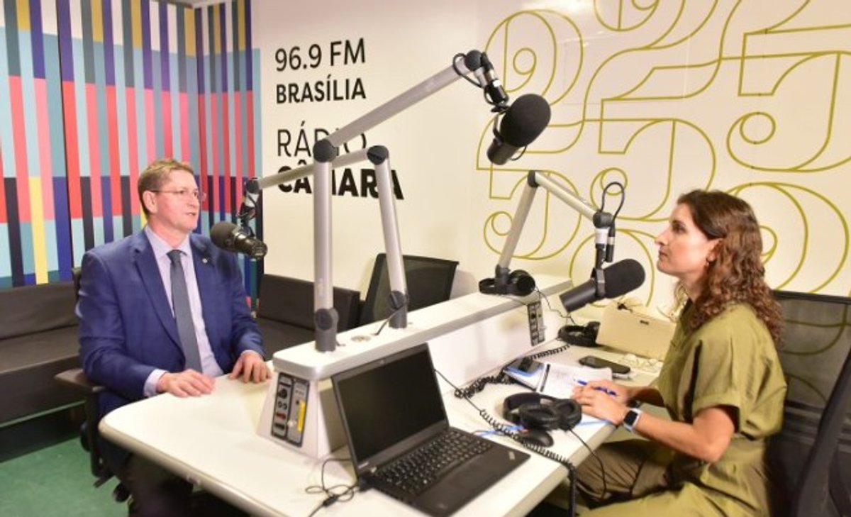 Rádio Câmara celebra 25 anos com estúdio móvel em Brasília