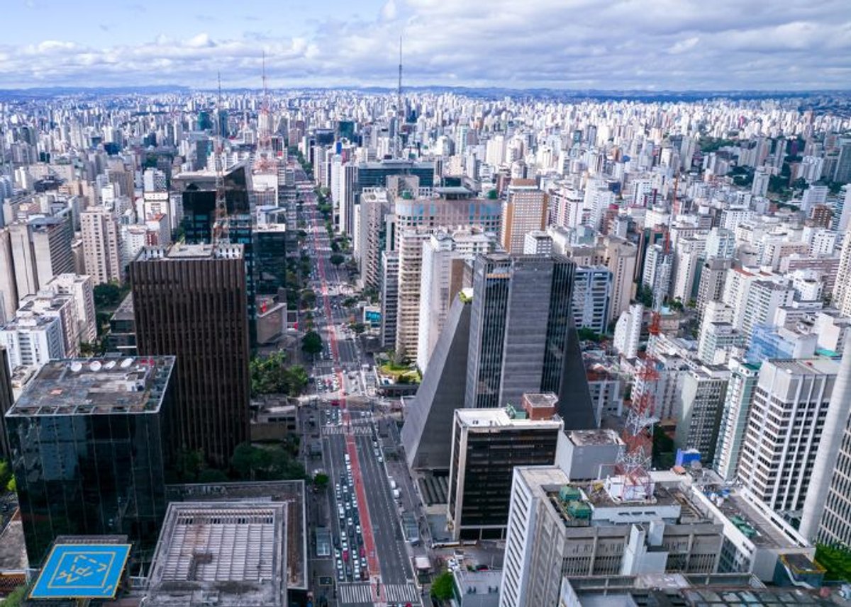 Panorama: Alpha FM, Transcontinental, Nativa FM e Jovem Pan FM acirram disputa no top 5, enquanto Band FM lidera