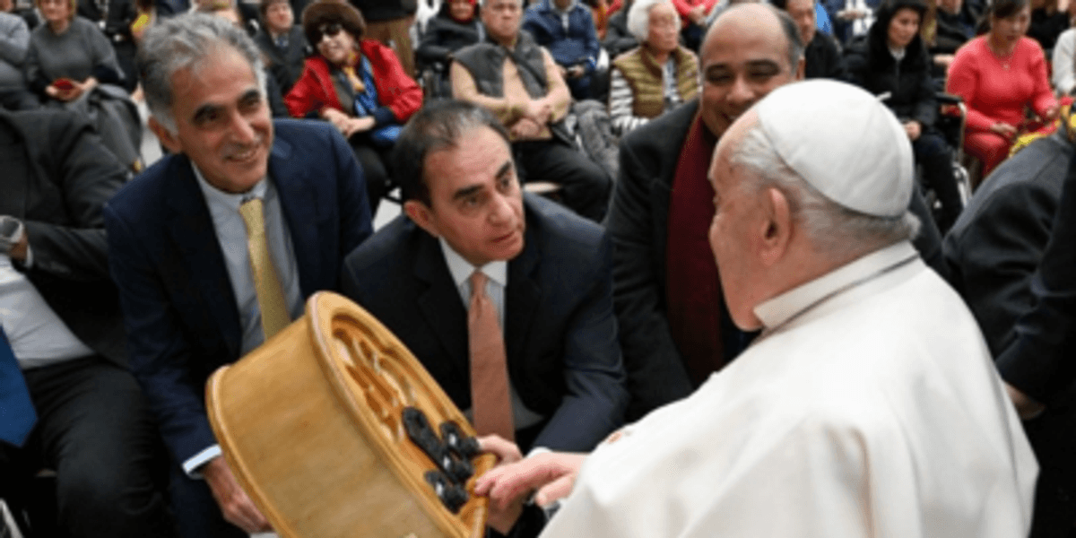Presidente da ABERT entrega rádio capelinha ao Papa Francisco em celebração no Vaticano