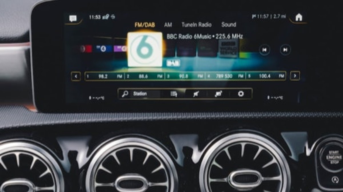 O Rádio Hoje | Mercado de rádio no Reino Unido alcança audiência recorde, impulsionado por rádios digitais e comerciais