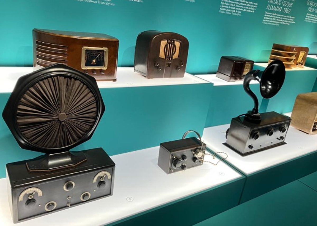 Trajetória do rádio no Brasil aliada a atuação de personalidades femininas é tema de exposição em São Paulo