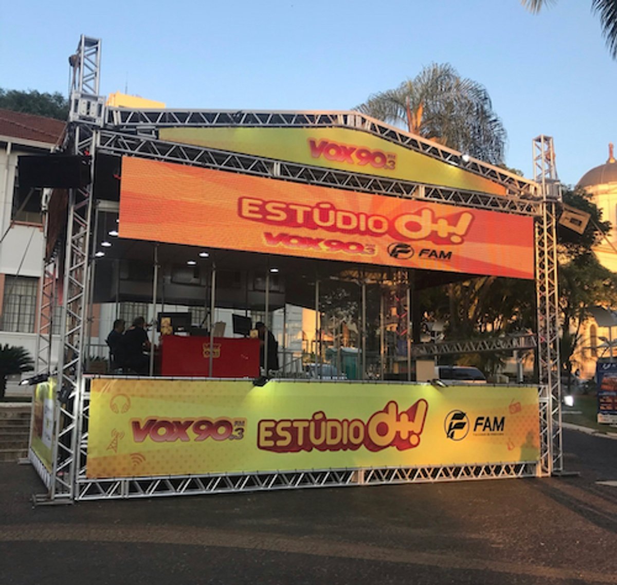Vox 90 FM transmite sua programação direto de praça no centro de Americana