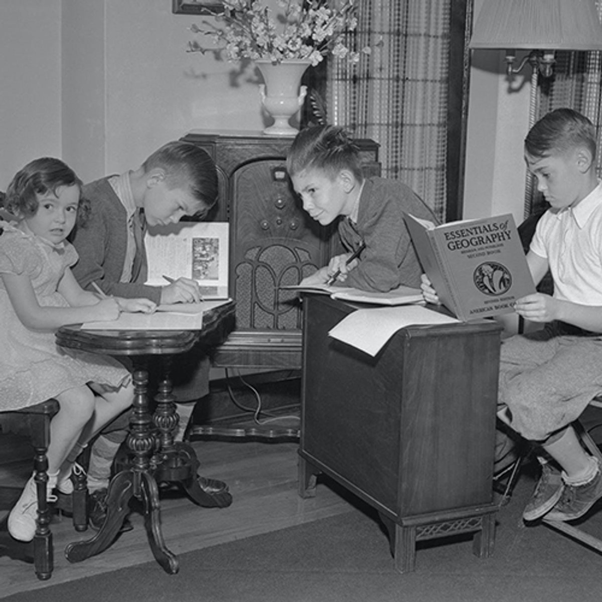 Na semana em que se comemora o Dia Mundial do Rádio, foto com crianças estudando pelo rádio em 1937 viraliza