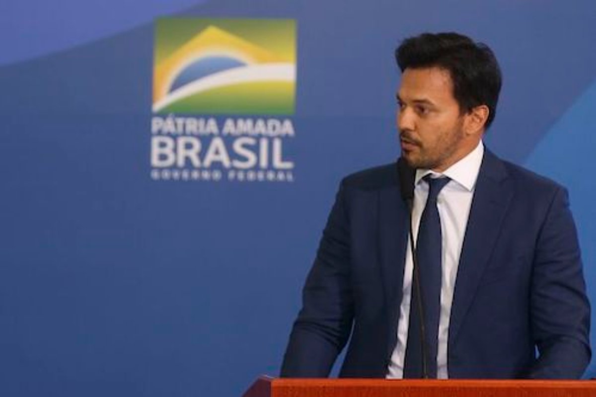 MCom assina portaria que regulamenta pagamento parcelado de outorgas 