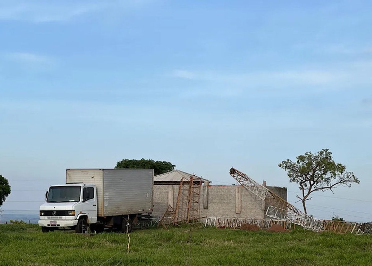 Trabalhadores que atuavam em desmontagem de torre de rádio morrem com queda da estrutura em Botucatu (SP)