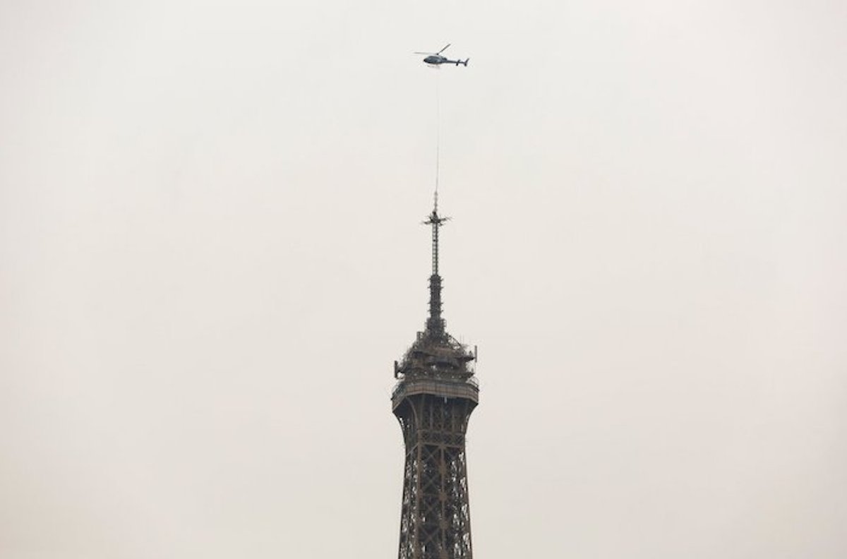 Torre Eiffel cresce após instalação de nova antena de rádio digital