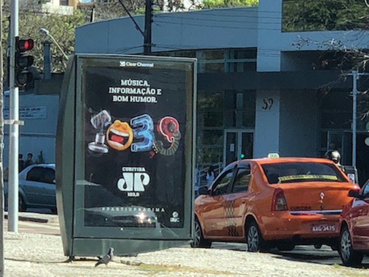 Jovem Pan FM, Rádio Banda B e Transamérica divulgam suas marcas nas ruas de Curitiba