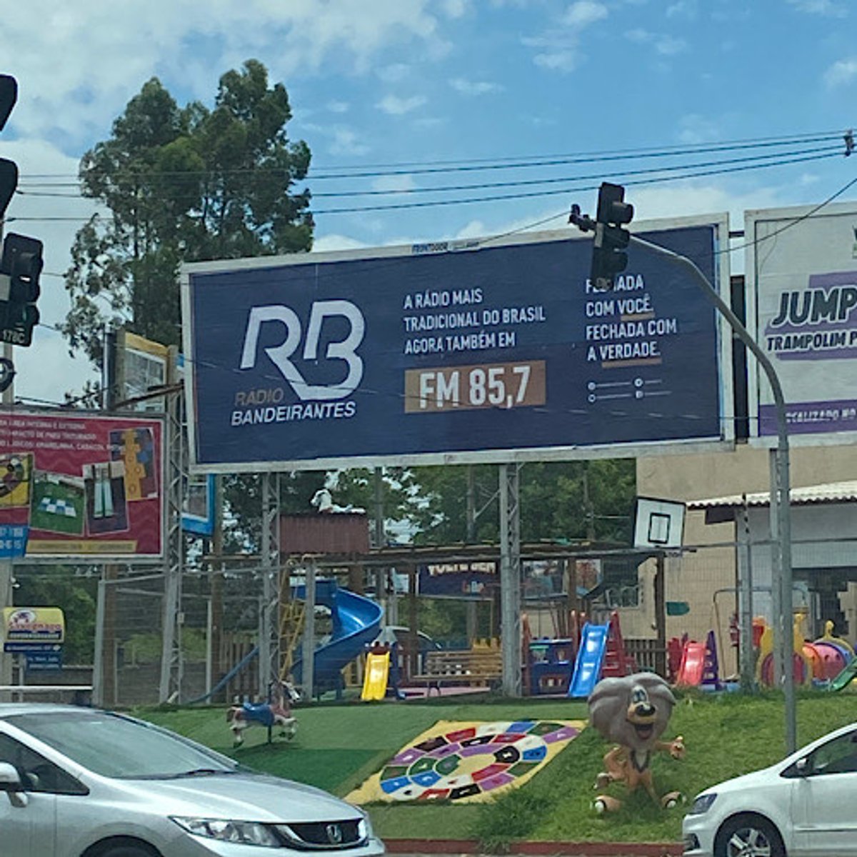 Após migração AM-FM, Rádio Bandeirantes investe em campanha de rua em Campinas para divulgar novo canal