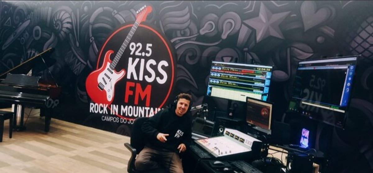 Kiss FM transmite programação direto de estúdio em Campos do Jordão (SP)